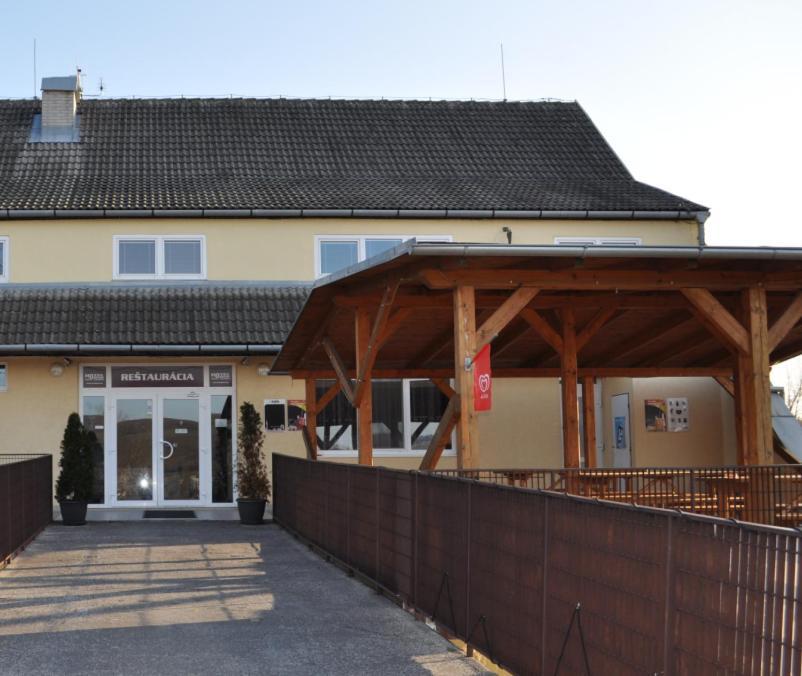 Sport Hotel Ostrov Trencin Luaran gambar