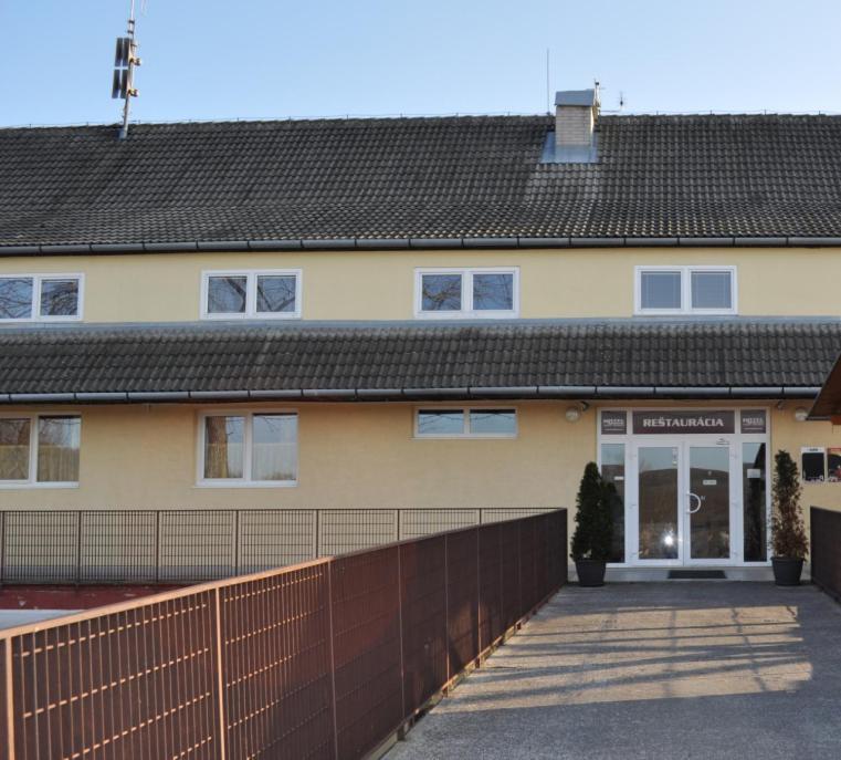Sport Hotel Ostrov Trencin Luaran gambar